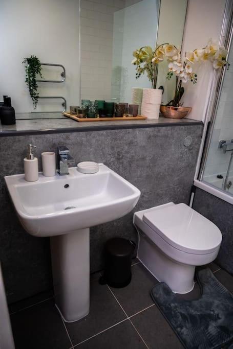 2 Bed Apt In Leeds City Centre Exterior photo